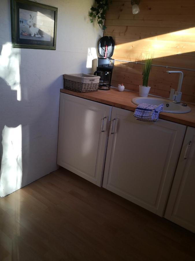 Optimierter 25Qm Holz Bungalow Mit Neuem Massivholzbett, Garten Mit Grillmoeglichkeit, Parkplatz, Radler Willkommen! ชาร์บอยท์ซ ภายนอก รูปภาพ